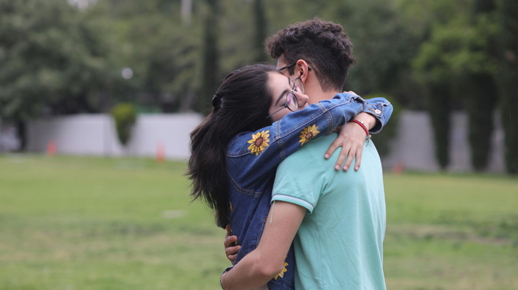 প্রিয়জনকে ‘জড়িয়ে ধরার দিন’ আজ