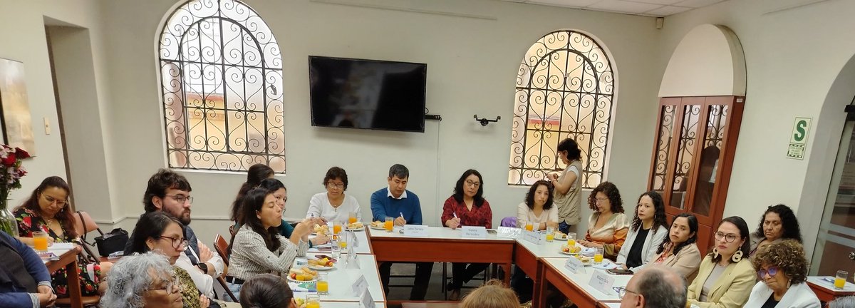 paridadperu's tweet photo. 🇵🇪 Iniciamos la reunión de trabajo sobre Sistema Político Electoral y su impacto en los derechos políticos de las mujeres.
Nos acompaña el politólogo Fernando Tuesta Soldevilla. https://t.co/UWgaduntOs