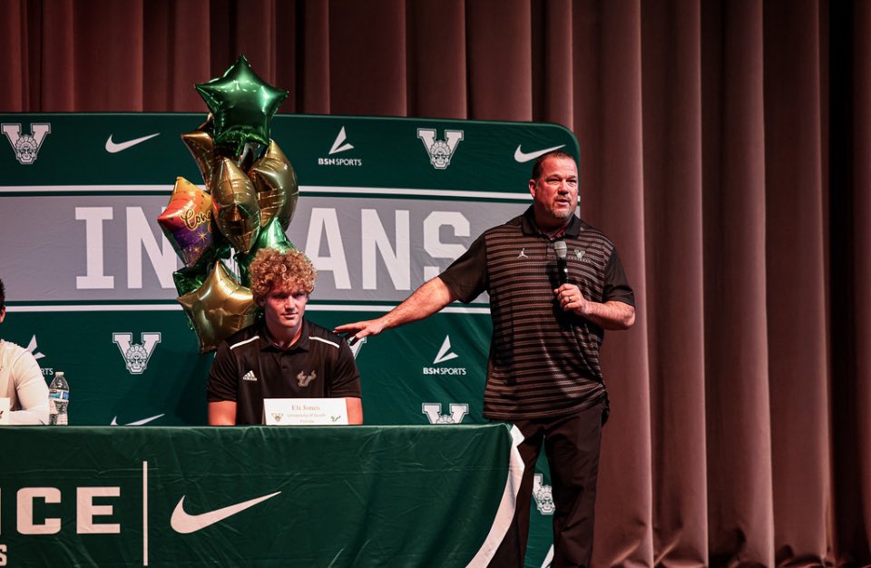 Go Bulls! #AGTG 
<a href="/VeniceIndianFB/">VeniceIndianFootball</a> <a href="/john_p34/">John Peacock</a> <a href="/HewittJarrod/">Jarrod Hewitt</a> <a href="/Coachhyer/">Sascha Hyer</a> <a href="/jleee74/">Coach Josh Hunter</a> <a href="/USFHerd/">USF T w i t t e r Herd 🤘</a> <a href="/CoachGolesh/">Alex Golesh</a> <a href="/DLineKP/">Kevin Patrick</a> <a href="/USFFootball/">USF Football</a>