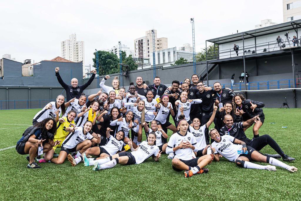 BotafogoFem's tweet photo. Família Botafogo! 🤍🖤 #VamosCRIAS

📸 Jhony Inácio/ Agência Paulistão https://t.co/kDWvHXg6xz