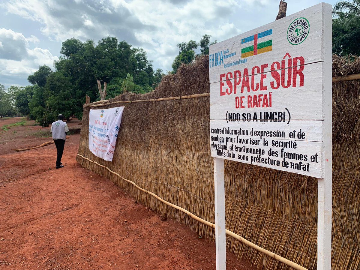 OCHA_CAR's tweet photo. Lutter contre les violences basées sur le genre, c’est aussi mettre en place des lieux de sécurité physique et émotionnelle pour les femmes, soutenus par un processus d’autonomisation. C’est  ce que permettent les Espaces Sûrs pour Femmes, comme celui-ci appuyé par @CBPFs à Rafaï https://t.co/LOe7vpYe16