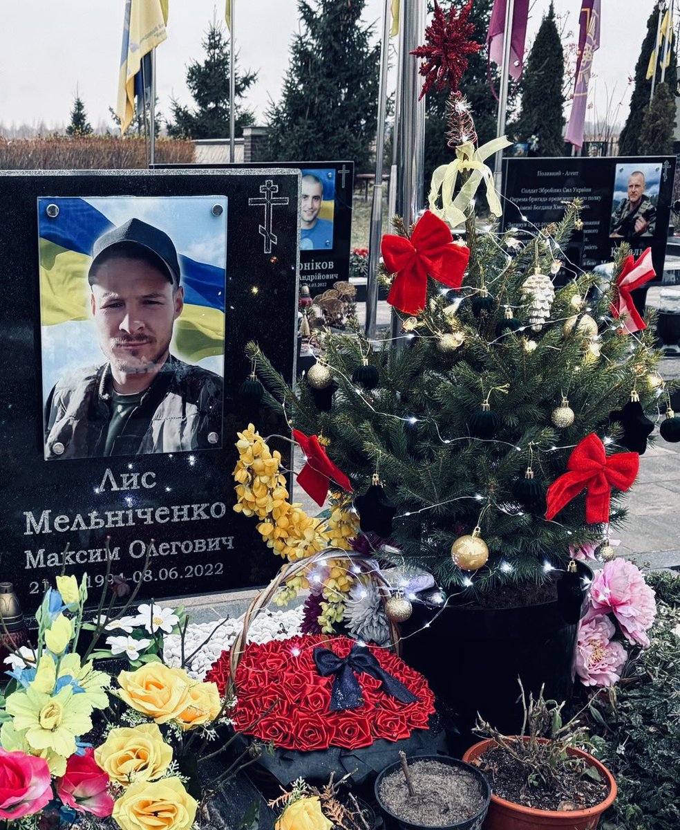IAPonomarenko's tweet photo. Oh god,

I was just driving by our city cemetery in Bucha, and I saw this. 

The loved ones of this fallen soldier installed a small Christmas tree with electric lights by his grave. 

God I hate this war, it is just physically painful to see such sad things. https://t.co/8Mdqhcgrjd