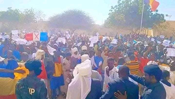 GuideGuineen's tweet photo. 🔴 Tchad : La population d'Abeché est sortie massivement pour remercier Mahamat Deby pour avoir rompu les accords militaires avec la France. https://t.co/JpihOdU3h2