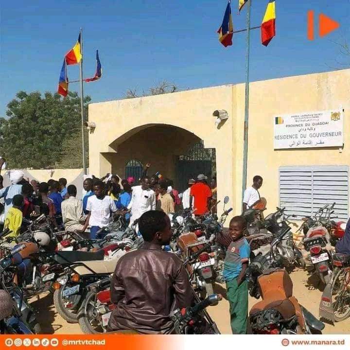 GuideGuineen's tweet photo. 🔴 Tchad : La population d'Abeché est sortie massivement pour remercier Mahamat Deby pour avoir rompu les accords militaires avec la France. https://t.co/JpihOdU3h2