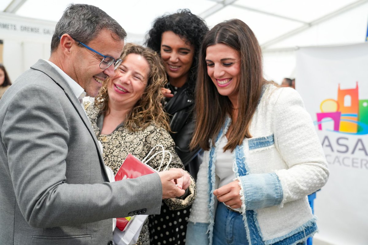 magallardomir's tweet photo. Me siento más más respaldado que nunca. Más fuerte que nunca, y con más ilusión que nunca.🌹

Mi mirada no está puesta en los procesos internos del @psoeex. Está en vencer a la señora Guardiola para mejorar la vida de los extremeños y extremeñas.♥️ https://t.co/igQHrwmykv