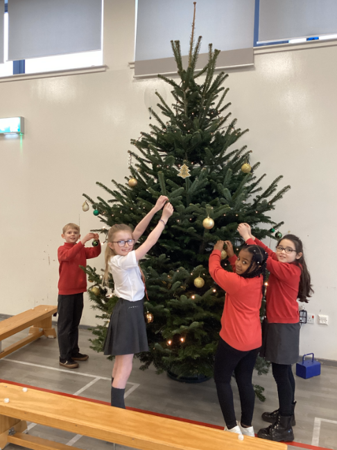 Thank you to our Christmas helpers for sprinkling some festive magic across the school🎄