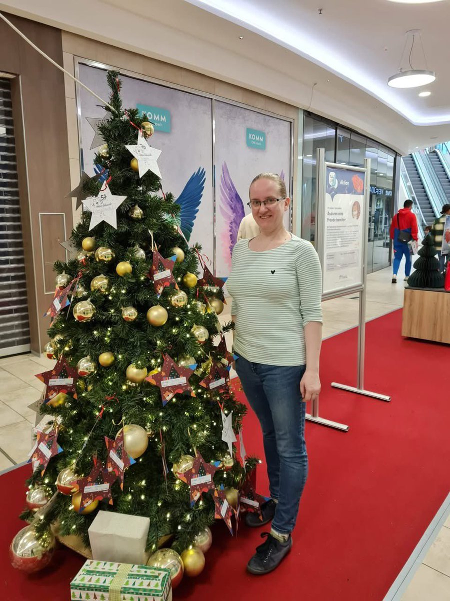 OFC_offiziell's tweet photo. Auch in diesem Jahr unterstützt #OFChilft wieder die Offenbacher Tafel und sammelt mit dem Wünschebaum gemeinsam mit Thalia im Komm-Center bis zum 23. Dezember Geschenke für bedürftige Senioren und Kinder! 🌟 Weitere ℹ️: https://t.co/ZK2Atk2w5k. 🔴⚪️ #kickersoffenbach #nurderOFC https://t.co/CY65KM64p2