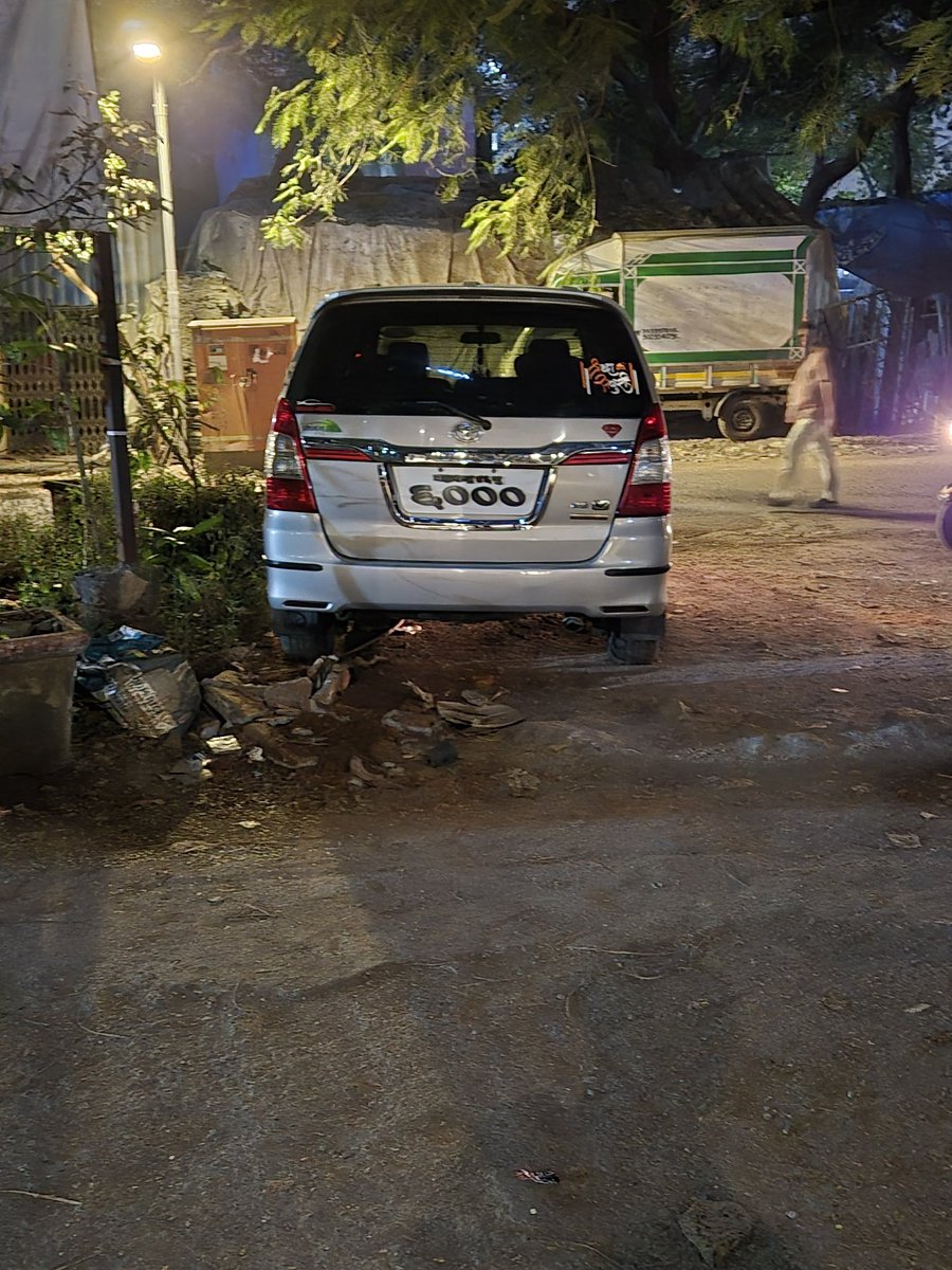 नमस्कार..  ही गाड़ी काल रात्री पासून गेट समोर उभी आहे. त्यामुळे Primus अणि आशीर्वाद Bldg मध्ये येणारे व जाणार्‍या वाहनांना अडचण होत आहे. आणि रस्त्यावर traffic jam होत आहे. Opp Ashirwad SRA, Shanti Ngr, Vakola Pipeline Rd. Scruz East. कृपया मदद करा. धन्यवाद <a href="/MTPHereToHelp/">Mumbai Traffic Police</a>