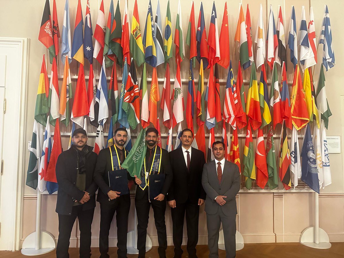 KSAembassyAT's tweet photo. يتقدم سعادة السفير والمندوب الدائم/ عبدالله بن خالد طوله، باسمه ونيابة عن منسوبي السفارة والوفد، بالتهنئة لخريجي الدفعة الثانية من برنامج ماجستير  مكافحة الفساد من #الاكاديمية_الدولية_لمكافحة_الفساد IACA# https://t.co/fQbg9dkV3N