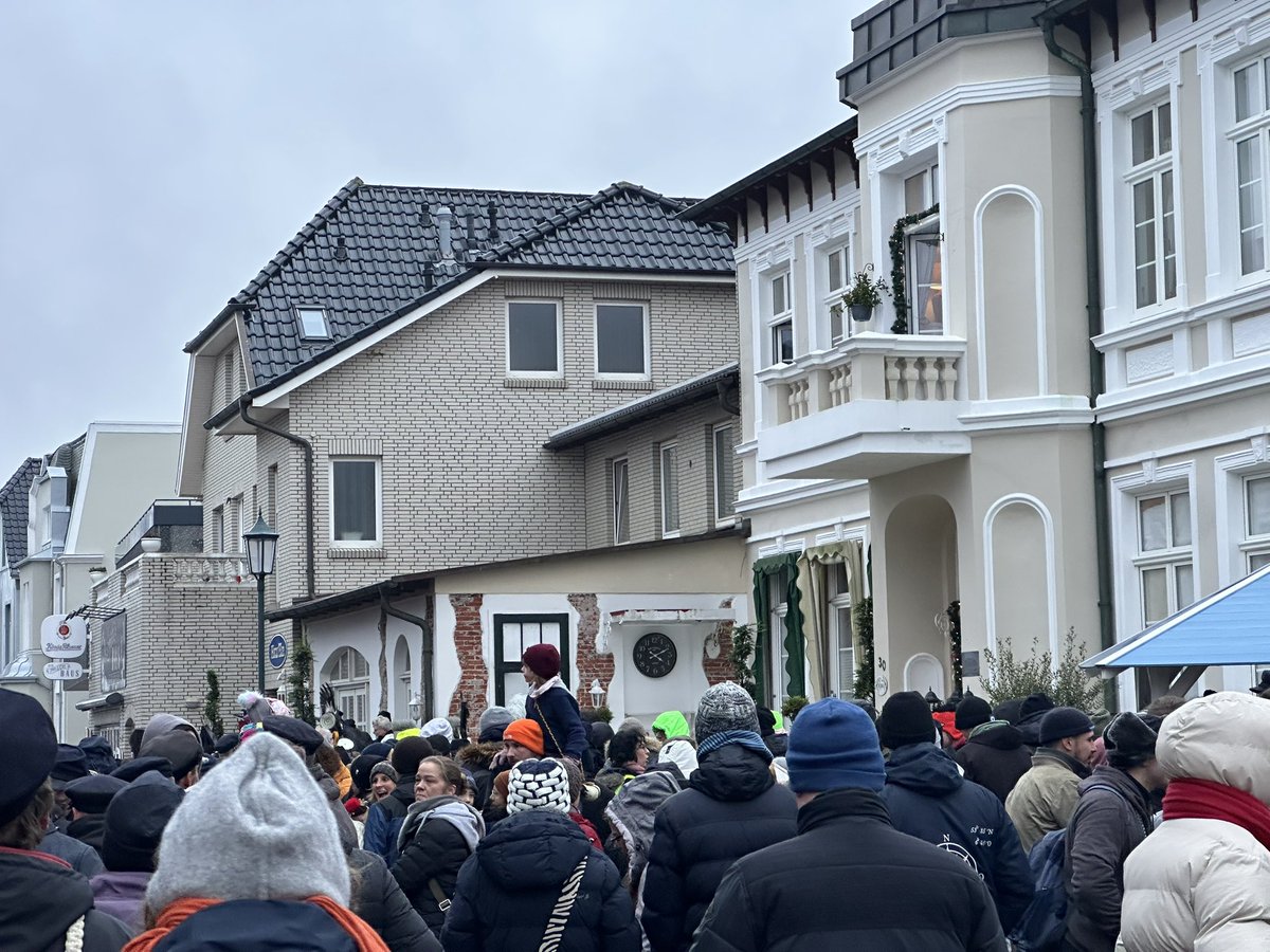 gatNeografic's tweet photo. 15:21 Die Borkumer warten darauf, dass die Klaasohms und Wiefke sich zeigen. Die Mitglieder des Vereins Borkumer Jungens sammeln spenden und besaufen sich. Kaum Polizei, einige Ordner*innen
#Borkum #klaasohm https://t.co/zHdgKhoLuE
