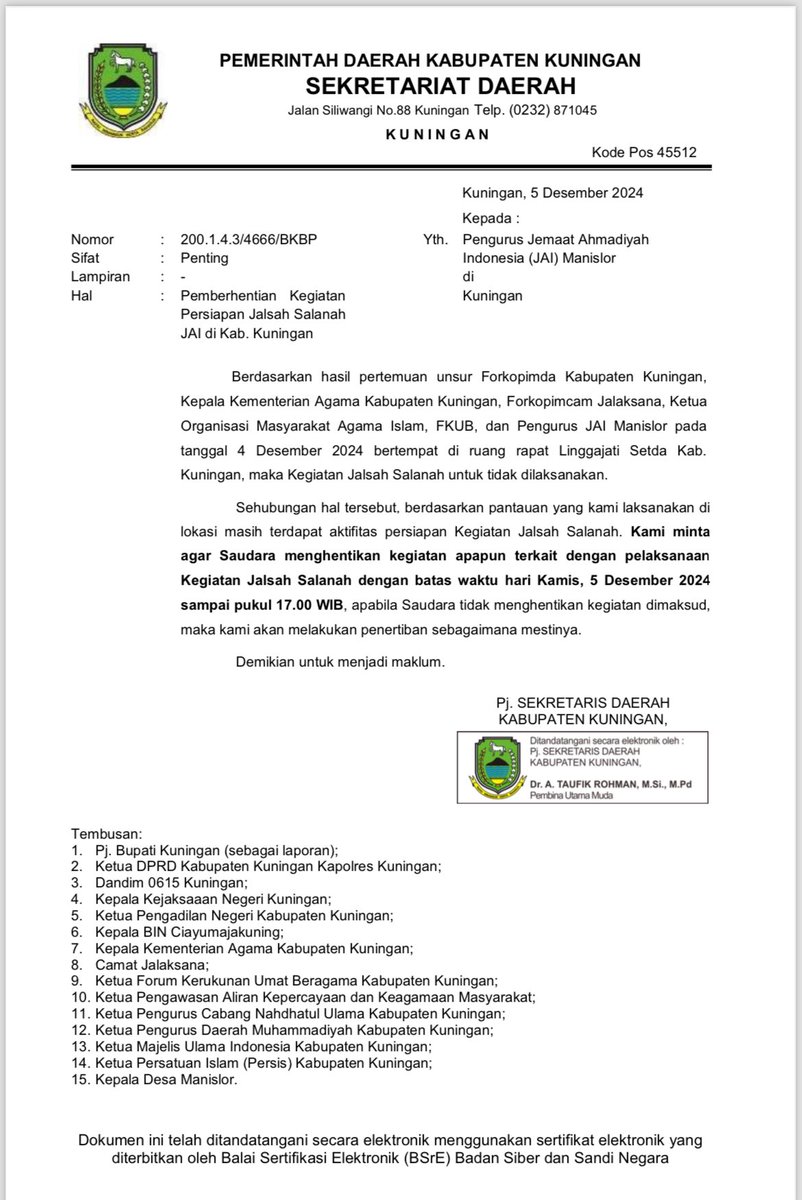 YLBHI's tweet photo. Jamaah Ahmadiyah yang akan melakukan pertemuan tahunan, dilarang oleh Pemerintah Kabupaten Kuningan, Jawa Barat.

Sebuah aksi pemerintah yang melanggar hukum dan HAM. https://t.co/oHAs6UZyPR