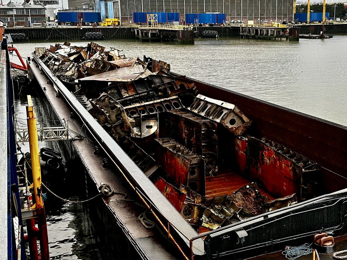 gdws_wsv_presse's tweet photo. #Schiffsrumpf der #Verity erfolgreich zerlegt!
Das #Wrack des im Herbst des vergangenen Jahres in der Deutschen Bucht havarierten Küstenmotorschiffes ist nun komplett zerlegt. Der gesamte Rumpf wurde in kleine Sektionen geschnitten und in einen Leichter geladen. #WrackVerity https://t.co/OUFOY5Zt2T