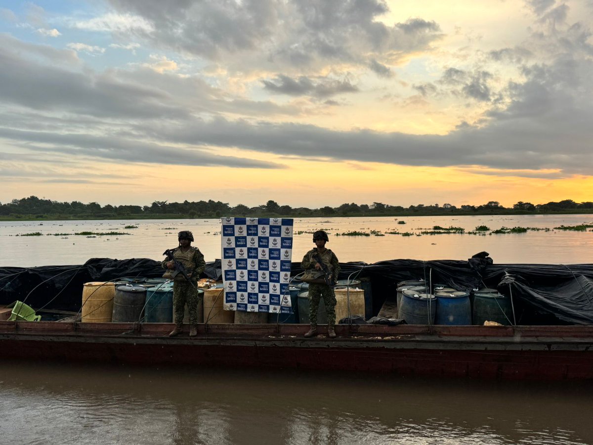 FNC_ArmadaCol's tweet photo. #EsNoticia 🚨 | El Batallón Fluvial de Infantería de Marina No.17, logró la incautación de 10.500 galones de ACPM y 540 galones de gasolina que eran transportados de manera irregular en el área general de los municipios de #Pinillos, #Bolivar y la #Gloria, #Cesar.📍 https://t.co/CFfif1ZZH8