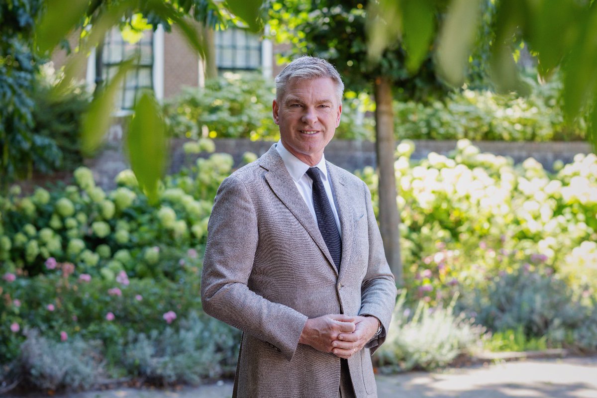 In verband met het vertrek van burgemeester Spies uit <a href="/gemeentealphen/">Alphen aan den Rijn</a> zal ik per 20 januari 2025 de heer <a href="/RehwinkelPeter/">Peter Rehwinkel</a> benoemen tot waarnemend burgemeester. Ik ben verheugd dat hij bereid is het waarnemerschap op zich te nemen. De heer Rehwinkel was lid van de Tweede en Eerste