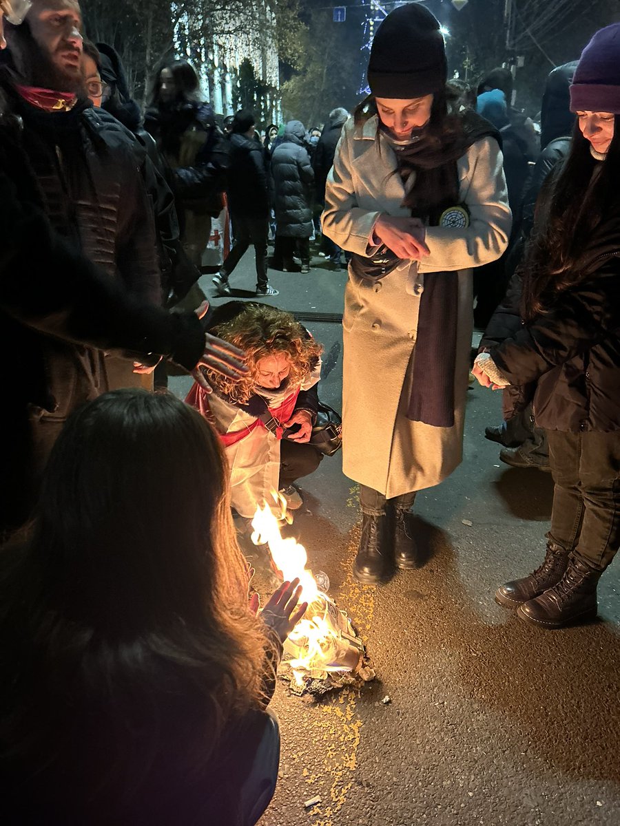 WildDeborah's tweet photo. There are accounts of police preventing people from joining by arresting them beforehand, chasing people through adjacent neighborhoods, youngsters sheltering and hiding in strangers appartmts with lights off &amp; even on rooftops in fear of getting assaulted. #GeorgianProtests 2/3 https://t.co/qepEGZU7vz