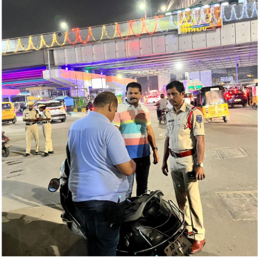 MalkajgiriCop's tweet photo. 🚨 Ensuring Your Safety! 🚨

#RachakondaPolice conducted thorough #vehicle_checkings at various locations within the commissionerate as part of enhanced #security_measures.  
These proactive checks aim to ensure, curb illegal activities and maintain #law_and_order.   

#RachakondaPolice 
#SafetyFirst #WeAreHereForYou