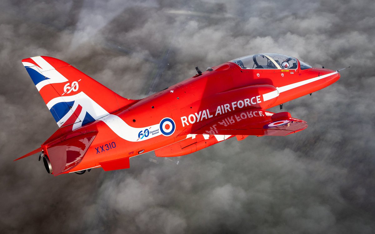 Red 1 above the clouds and Lincolnshire’s fields during winter training at RAF Waddington this week. Beautiful pic by AS1 Iwan Lewis. 

#RedArrows #Lincolnshire #RAF #Waddington #Jet #Aviation #Hawk #Teamwork #Avgeek #Aircraft
