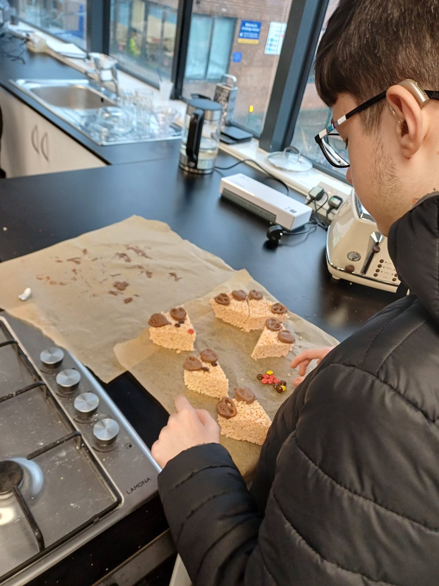 altbridgepost16's tweet photo. Today we made reindeer rice crispy cakes 🎅🌲 #wellbeing https://t.co/b9zhv7MUuz