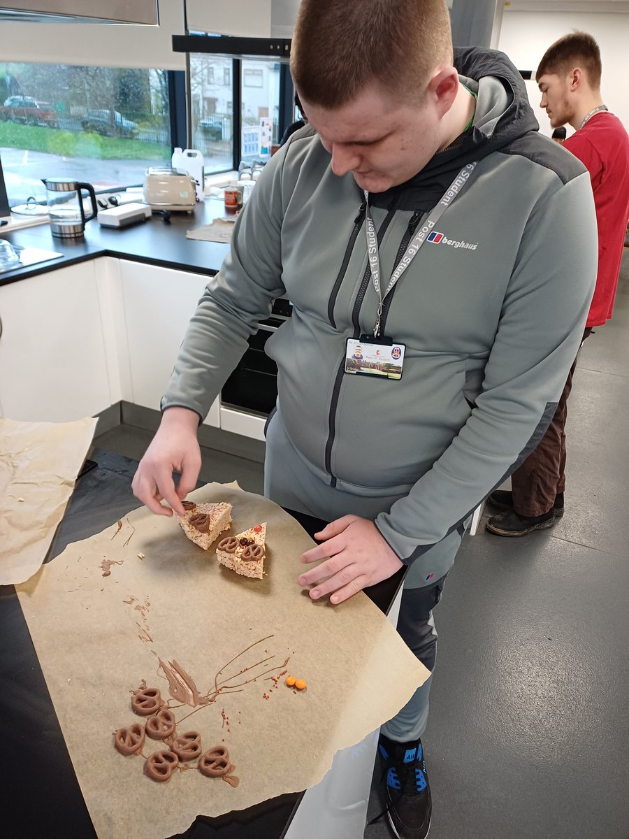 altbridgepost16's tweet photo. Today we made reindeer rice crispy cakes 🎅🌲 #wellbeing https://t.co/b9zhv7MUuz