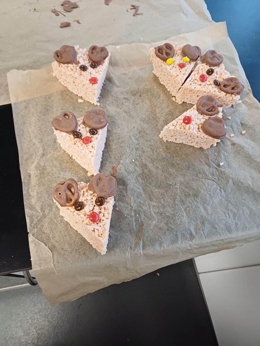 altbridgepost16's tweet photo. Today we made reindeer rice crispy cakes 🎅🌲 #wellbeing https://t.co/b9zhv7MUuz