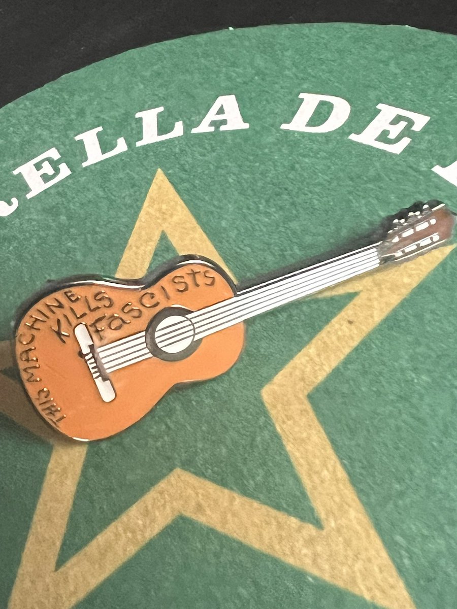 stuartscott09's tweet photo. Thanks to @CaltonBooks for my latest purchase ✊🏻love a new badge 💚 #thismachinekillsfascists #woodyguthrieguitar 🎸 https://t.co/zPJAEd9PK9