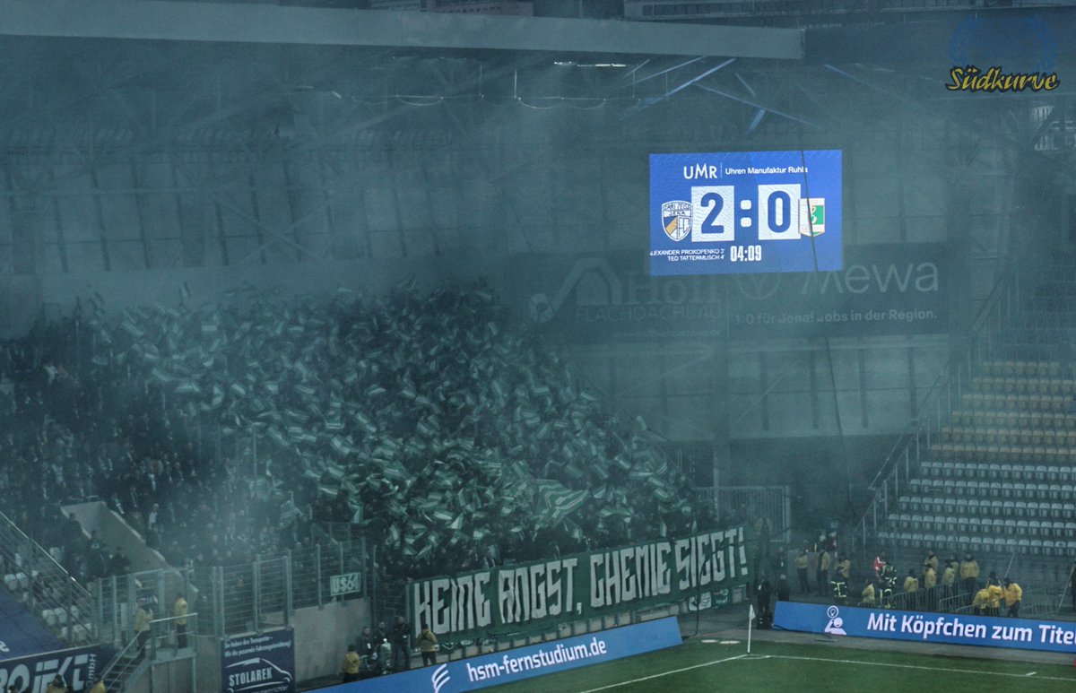 FasziFankurve's tweet image. #BSG #Chemie #Leipzig-Fans schmuggelten zwei Spruchbänder in den Bereich der #FCCarlZeissJena-Fans &amp;amp; machten sich damit über Standort der #FCC #Ultras lustig. Statement aus #Jena nimmt Stellung zur Aktion 👉 faszination-fankurve.de/news/91270/che… #FCCBSG