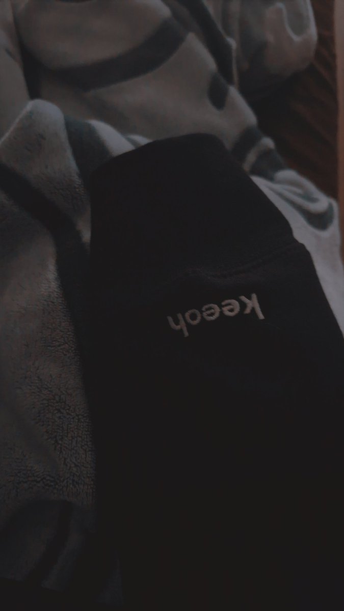 I got the best early Christmas present there is, just look at this, a hoodie from my favorite streamer <a href="/Keeoh/">Keeoh</a> :3 I LOVE IT <3 and the little details on the sleeves omg love it <3