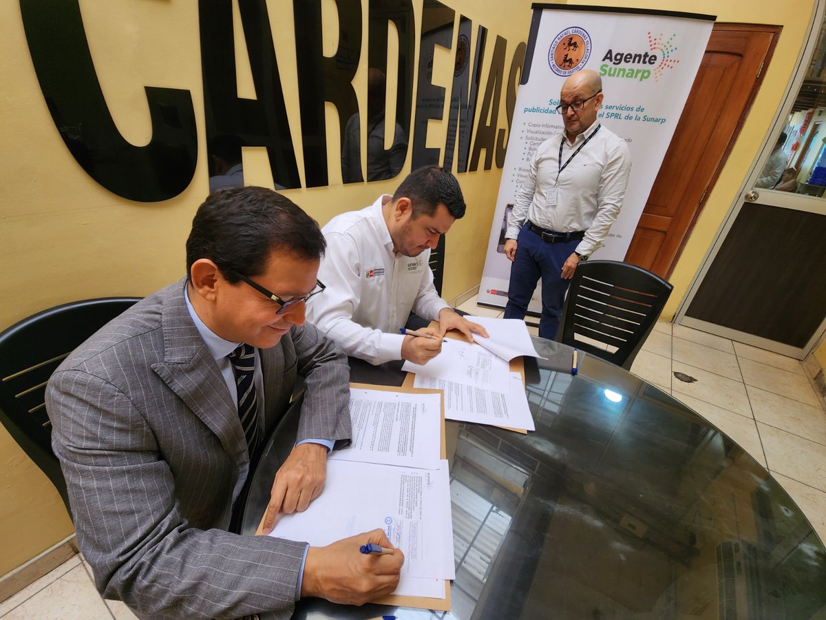 SunarpOficial's tweet photo. #NoticiasSunarp | ✍️ ¡Damos un gran paso inaugurando el primer #AgenteSunarp en la región #Loreto! 🎉en la Notaría Santiago Rafael Cárdenas Villacorta.✅ Ahora, usuarios podrán realizar trámites notariales y registrales en un solo lugar, ¡más rápido y fácil! 👏#FacilidadSunarp🌟 https://t.co/ZLSARtNC5Q