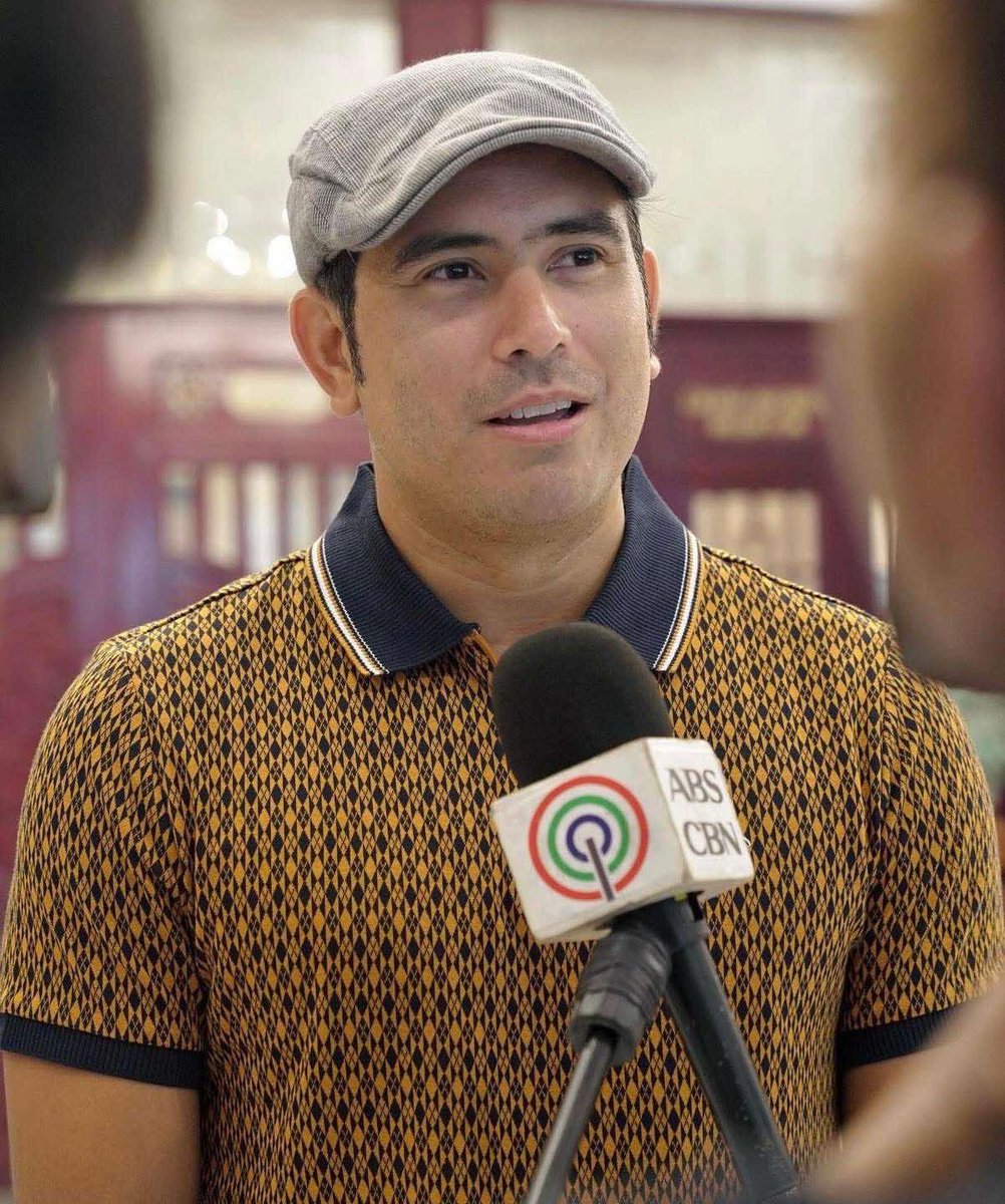 Our very own Auxiliary Captain #GeraldAnderson was just awarded the LOCAL OUTSTANDING VOLUNTEERS' AWARD by the Mayor of Quezon City, Joy Belmonte! 👏🏻 

We are very proud of you, Gerald! Keep on inspiring and being in the service of the Filipino! ❤️💚💙

(star magic)