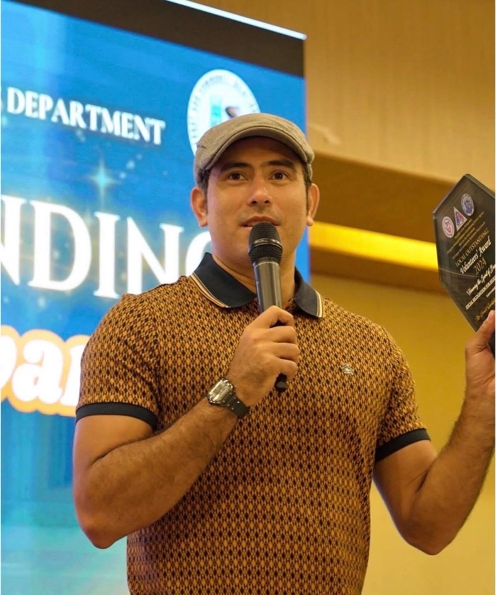 JRBcreativeprod's tweet photo. Our very own Auxiliary Captain #GeraldAnderson was just awarded the LOCAL OUTSTANDING VOLUNTEERS' AWARD by the Mayor of Quezon City, Joy Belmonte! 👏🏻 

We are very proud of you, Gerald! Keep on inspiring and being in the service of the Filipino! ❤️💚💙

(star magic) https://t.co/k5N2GLLdsi