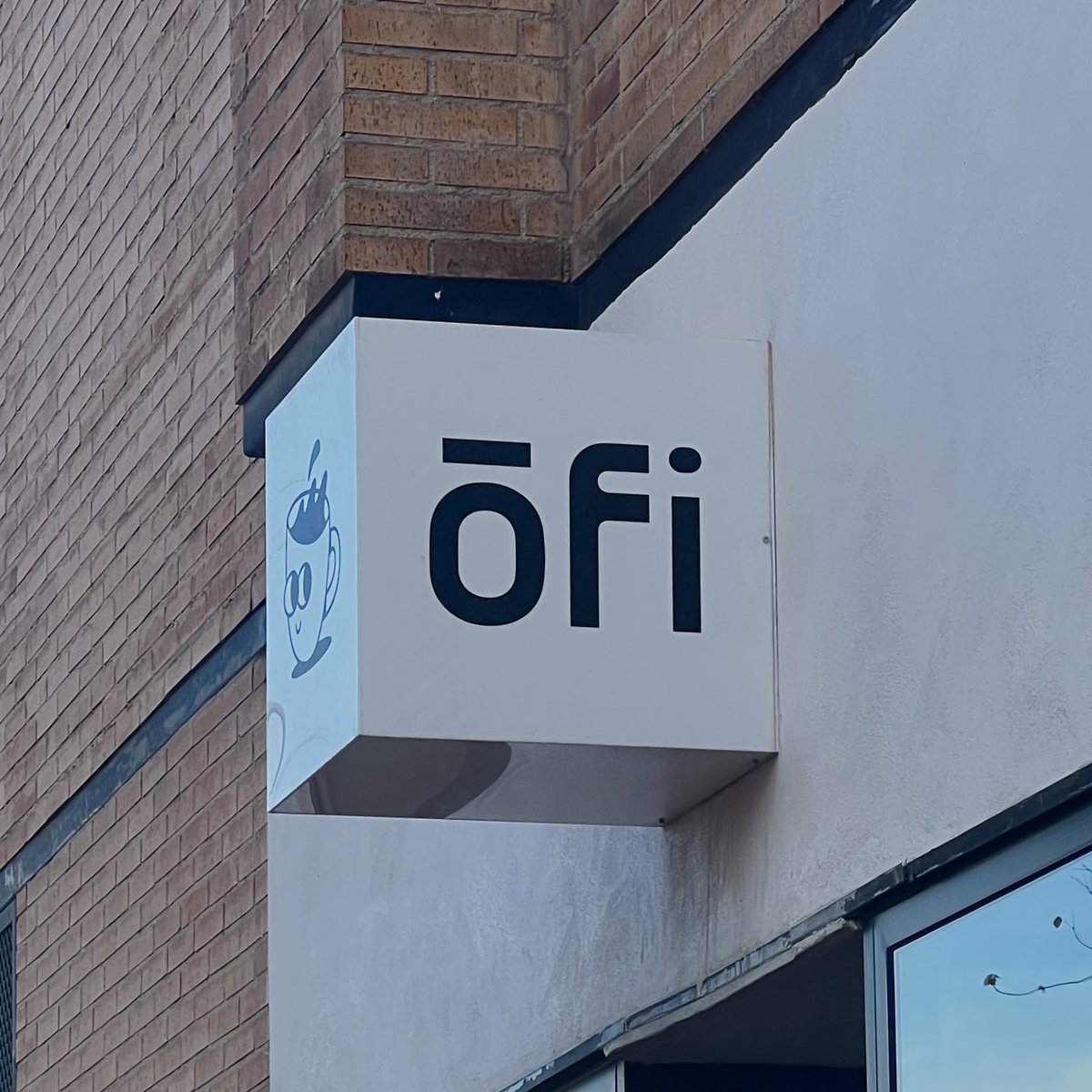 Estoy haciendo una lista de cafeterías favoritas. Y esta, sin duda, se ha convertido en una de ellas. Se llama Ōfi.