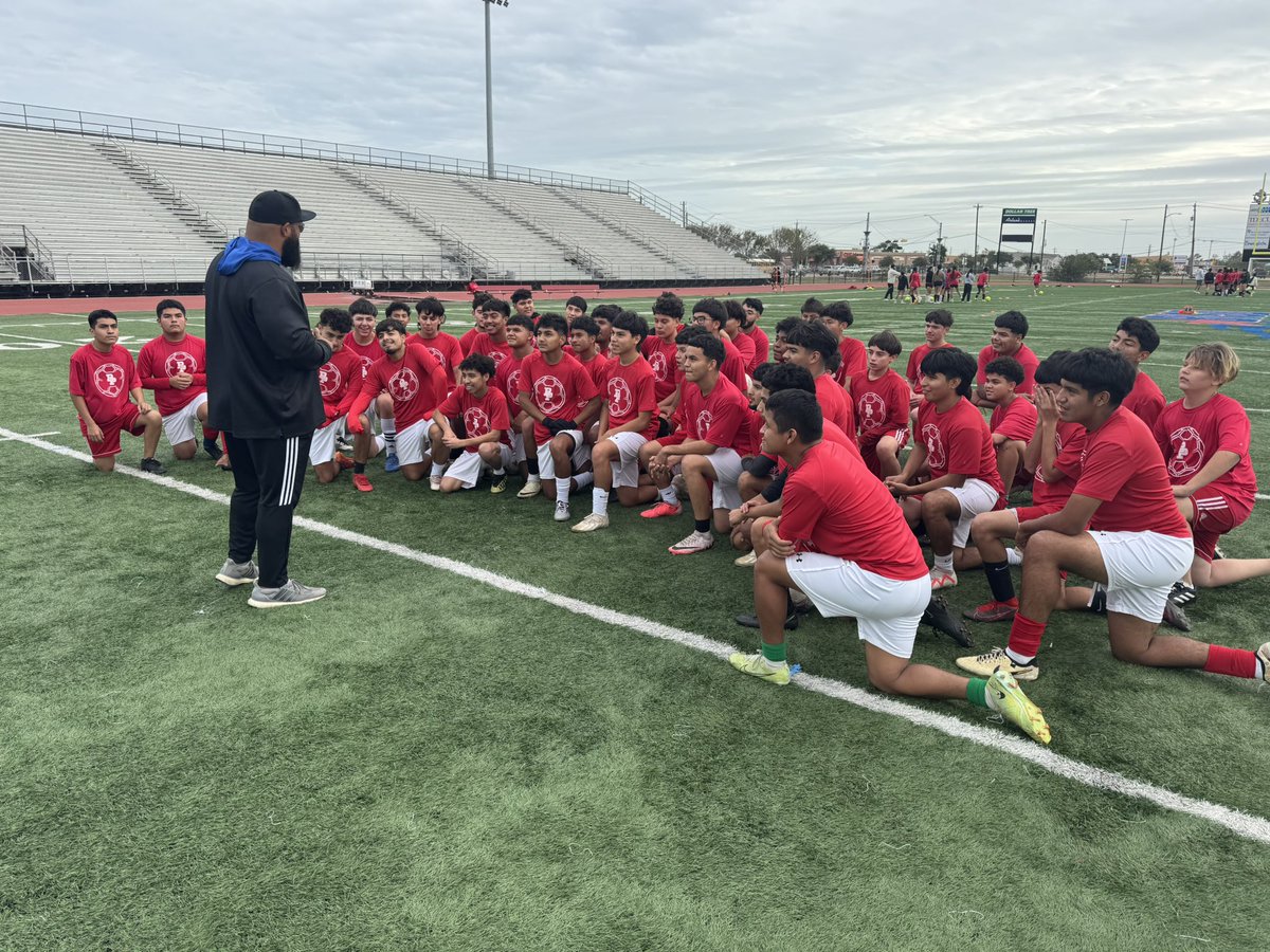 BISDCharacter's tweet photo. Mackey pouring into our @AlwaysExporter student athletes. #DoPracticeBetter 
#DoTeamBetter 
#DoHardBetter
@bportisdsports @BPORTGBBALL @ExporterSoccer @BrazosportISD @2Wordstv https://t.co/cm418JHwUF
