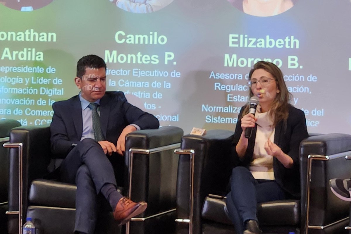 UPRAColombia's tweet photo. ¡Inicia el segundo día #AgroTIC 2024!
#AEstaHora avanza el conversatorio Integrando la industria TIC con los productores del campo colombiano. Retos y Oportunidades.
ℹ️ Aunque no tenemos transmisión del evento en vivo. Puedes asistir presencialmente a instalaciones del @Ministerio_TIC ¡Entrada Libre!
