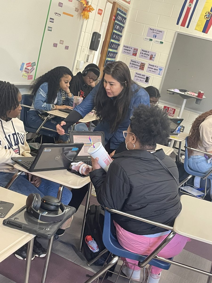 rvhs's tweet image. Visited our Spanish 1 class today and loved seeing students actively practicing their speaking and listening skills! Engaged learners building confidence one conversation at a time. 💜🩶 #BlazerPride #WorldLanguages #ActiveLearning