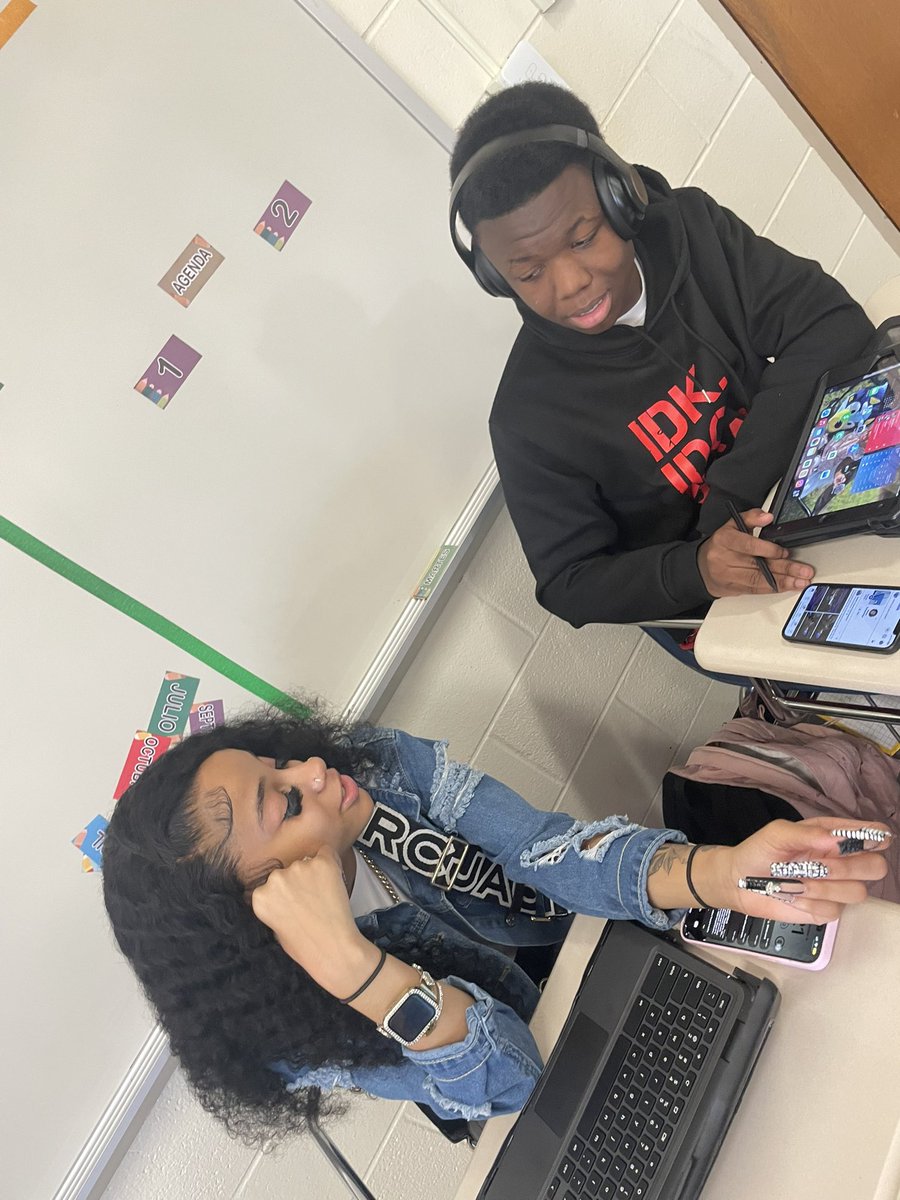rvhs's tweet image. Visited our Spanish 1 class today and loved seeing students actively practicing their speaking and listening skills! Engaged learners building confidence one conversation at a time. 💜🩶 #BlazerPride #WorldLanguages #ActiveLearning