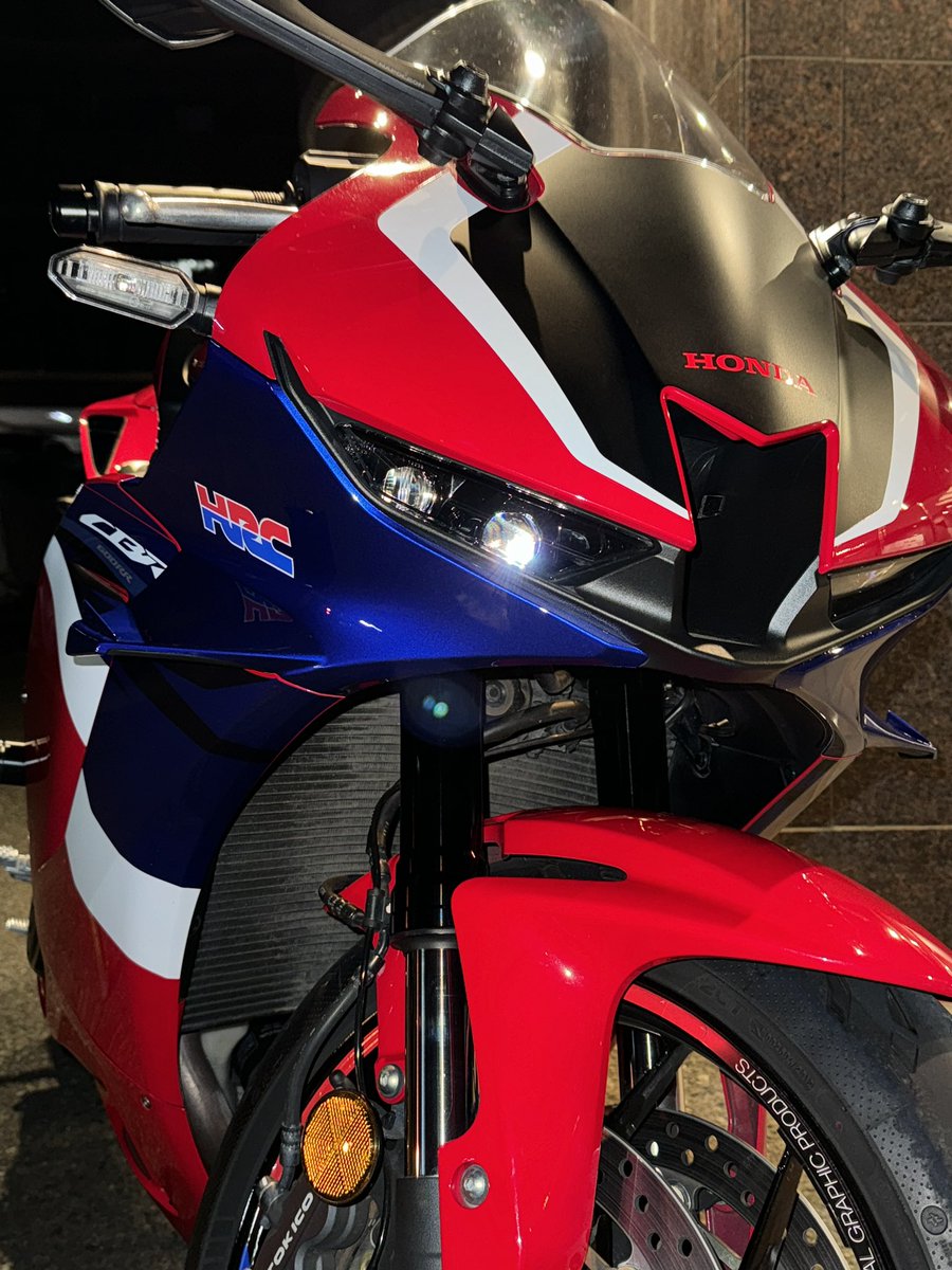 Neo_cbr's tweet photo. 「一瞬、CBR1000RRRに見えるCBR600RR」完成しました！
購入したカウルの傷が凄かったりデカールに気泡が入ったりと、素人クオリティでグダグダでしたが、少しはオリジナリティが出たと思います✨
#cbr1000rrr 
#cbr600rr https://t.co/JViqRf8OZf