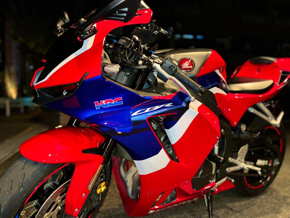 Neo_cbr's tweet photo. 「一瞬、CBR1000RRRに見えるCBR600RR」完成しました！
購入したカウルの傷が凄かったりデカールに気泡が入ったりと、素人クオリティでグダグダでしたが、少しはオリジナリティが出たと思います✨
#cbr1000rrr 
#cbr600rr https://t.co/JViqRf8OZf