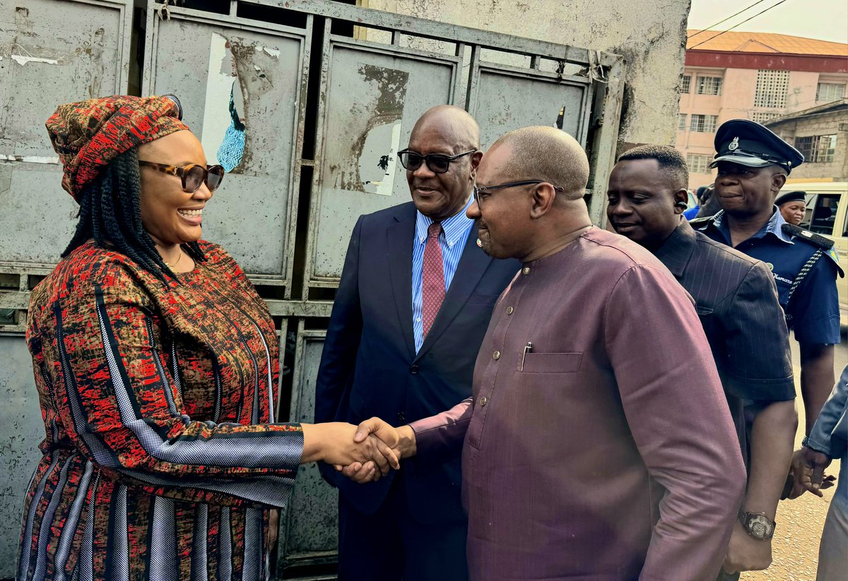 mohs_sl's tweet photo. One of the first official engagements of the visiting #Liberian delegation was to join @DembyAustin & @VP_Jalloh to inspect the huge investment made in renewable solar energy at #PCMH & @OlaDuring to improve quality health outcomes for mothers and children. https://t.co/HcJmsHuDyX