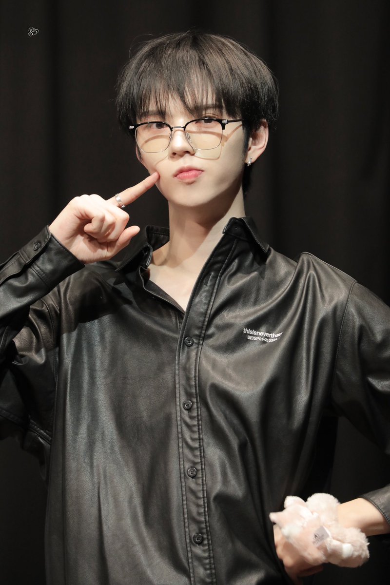 Magicc_D's tweet photo. 20241205 사운드웨이브 팬싸

신인연습생인까요ㅋ

#브라이언 #BRIAN #何廷威 
#AMPERSANDONE #앰퍼샌드원 https://t.co/5q44PoT4NY