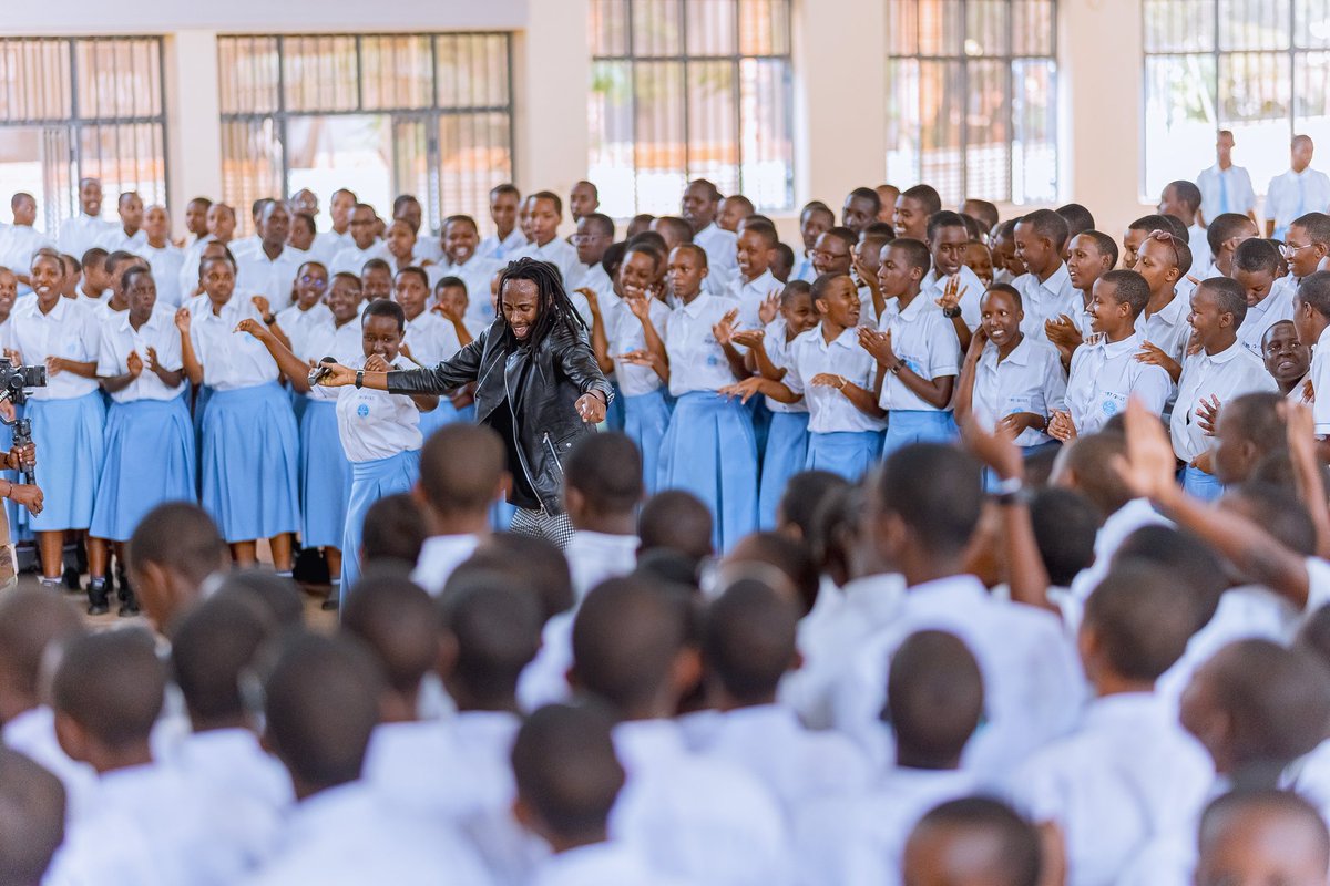 AndyBumuntu's tweet photo. #BAHIGEGirlProject lunch at MARANYUNDO GIRL SCHOOL was a celebration of girl resilience and empowermnt
Sharing the vision of inspiring girls to excel over their challenges with our amazing partners @unicefrw @FCDOGovUK
Here's to creating a future full of hope and opportunities 💪🏾 https://t.co/eHuXSeNZqj
