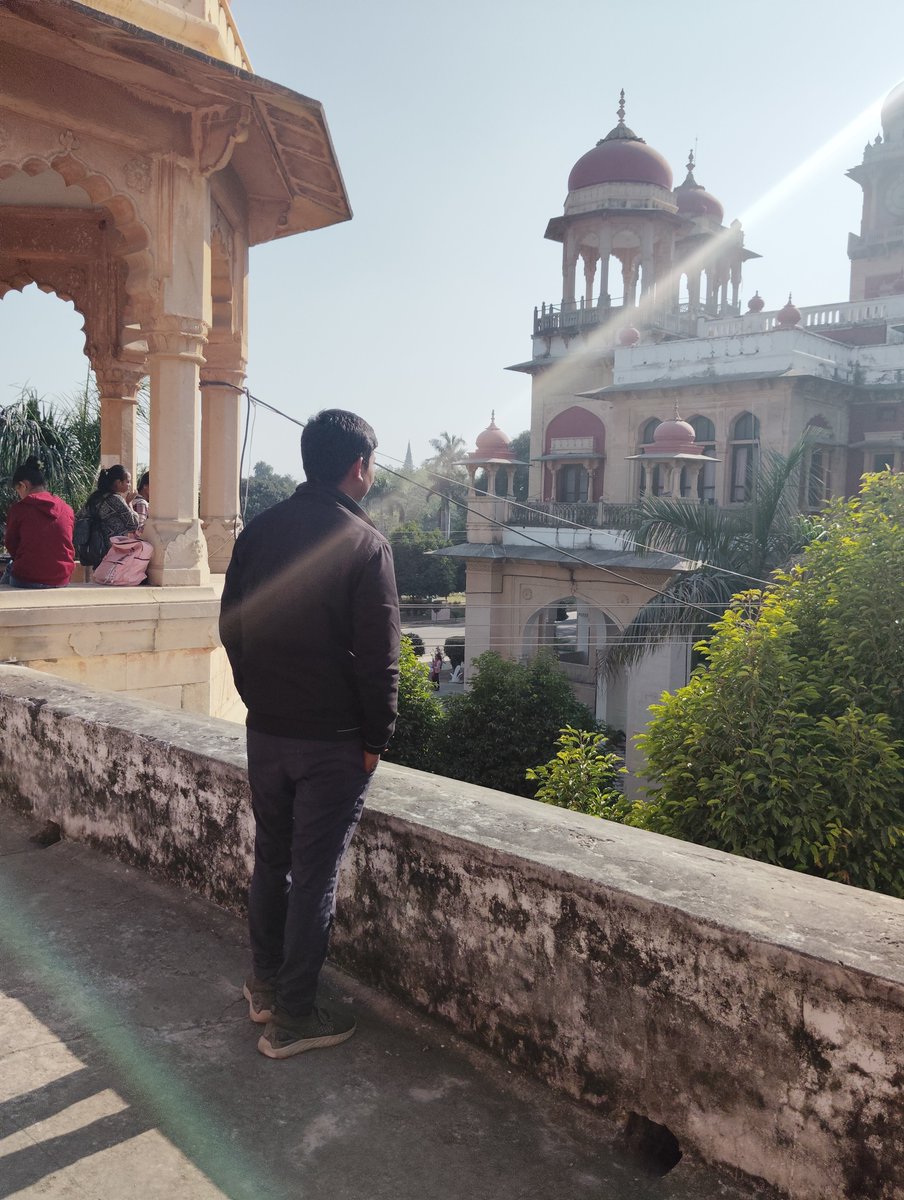 दिसम्बर - जनवरी की गुनगुनी धूप
जैसे कोई प्यारा सा मेहमान
आती है धीरे-धीरे
और दिल में बस जाती है..❣️