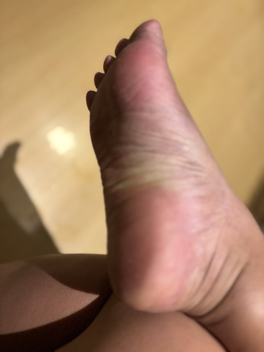 Sierra_Manila's tweet photo. Foot bois crawl to my feet and clean the dirt of my feet!You should thank me and pay me for giving you chance to clean it!

#footslave #feetlover #footjob #mistressmanila #maniladomina #finsub #findom https://t.co/459mG4aOHE