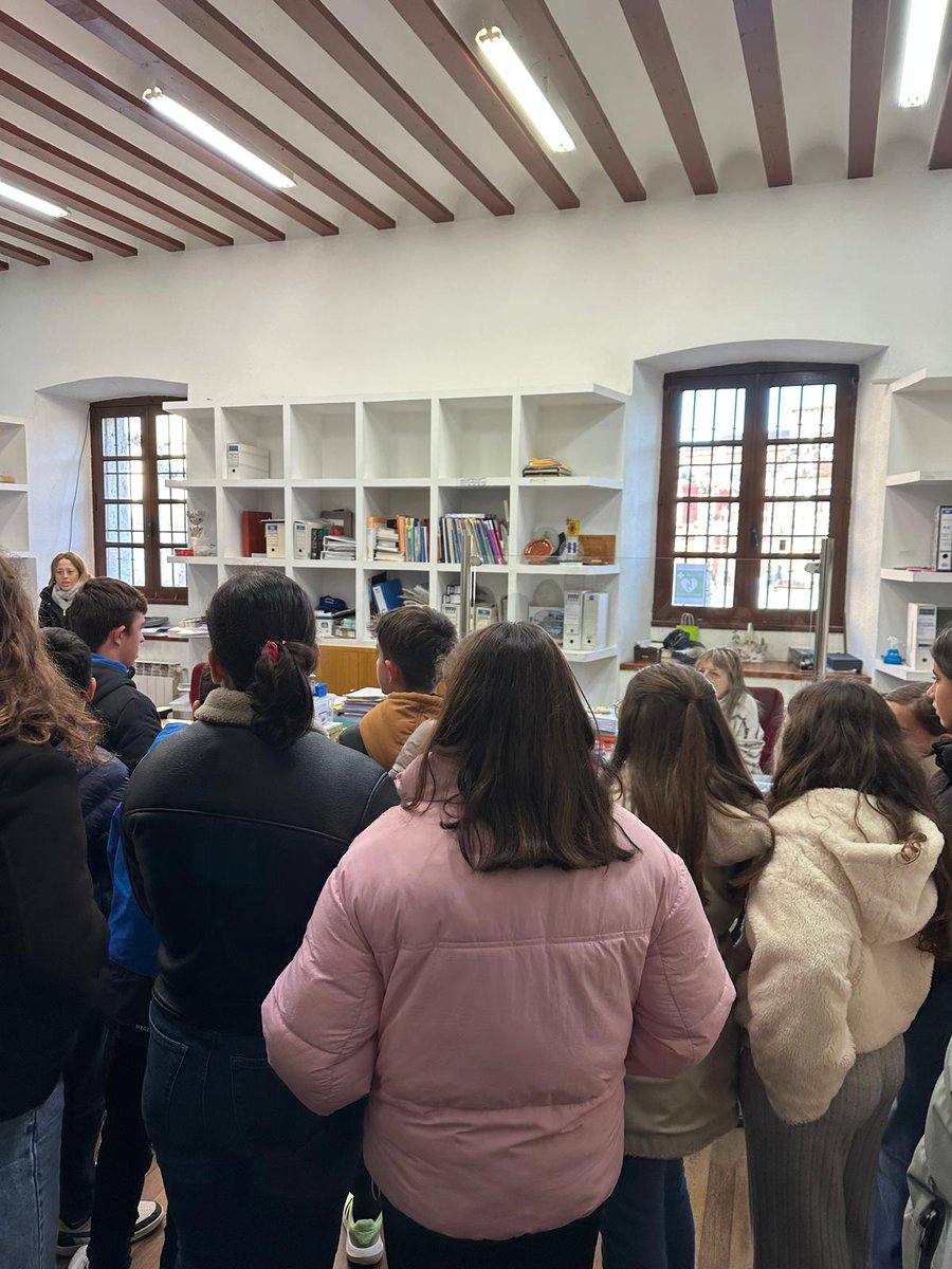 DelibesCeipNava's tweet photo. Un año más visitamos el ayuntamiento de Nava del Rey con los alumnos de 6° para celebrar el día de la Constitución. Se lo han pasado fenomenal y han aprendido mucho sobre la importancia de este día así como de la organización y funcionamiento del ayuntamiento. https://t.co/8qsbaDXMmS