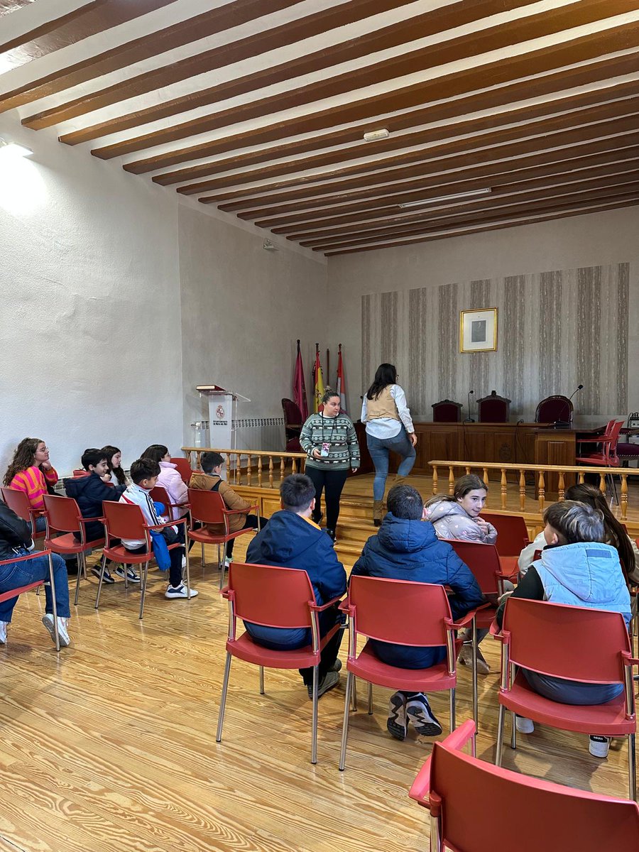 DelibesCeipNava's tweet photo. Un año más visitamos el ayuntamiento de Nava del Rey con los alumnos de 6° para celebrar el día de la Constitución. Se lo han pasado fenomenal y han aprendido mucho sobre la importancia de este día así como de la organización y funcionamiento del ayuntamiento. https://t.co/8qsbaDXMmS