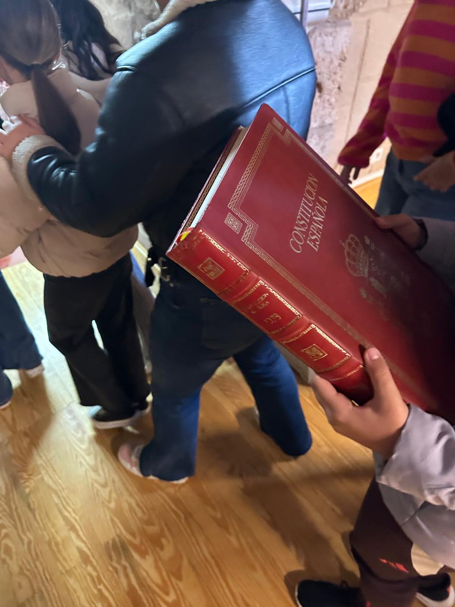 DelibesCeipNava's tweet photo. Un año más visitamos el ayuntamiento de Nava del Rey con los alumnos de 6° para celebrar el día de la Constitución. Se lo han pasado fenomenal y han aprendido mucho sobre la importancia de este día así como de la organización y funcionamiento del ayuntamiento. https://t.co/8qsbaDXMmS