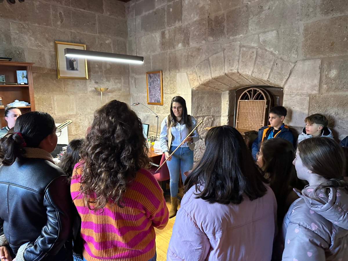 DelibesCeipNava's tweet photo. Un año más visitamos el ayuntamiento de Nava del Rey con los alumnos de 6° para celebrar el día de la Constitución. Se lo han pasado fenomenal y han aprendido mucho sobre la importancia de este día así como de la organización y funcionamiento del ayuntamiento. https://t.co/8qsbaDXMmS