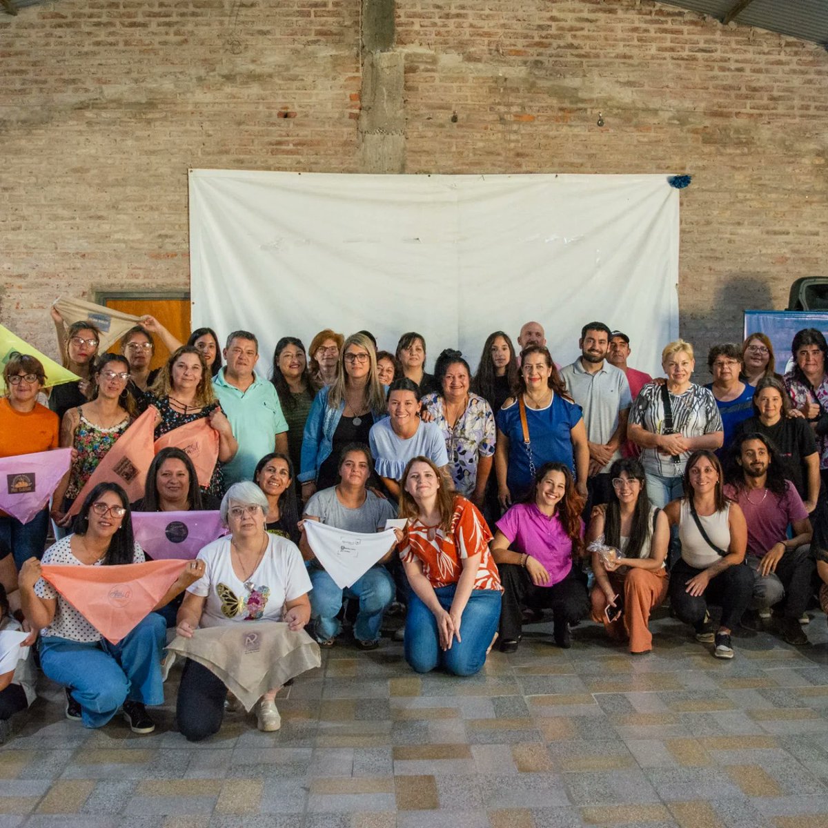 DHumanoParana's tweet photo. Muestra anual de los Centros de Economía Social y Solidaria 🎉

👉🏼 Durante este año 51 emprendedores han recibido créditos e insumos. Se capacitaron en Marketing, Comercialización y en Manipulación Segura de Alimentos. En los 5 Centros de Economía Social de Paraná. https://t.co/96BXRIlGyw