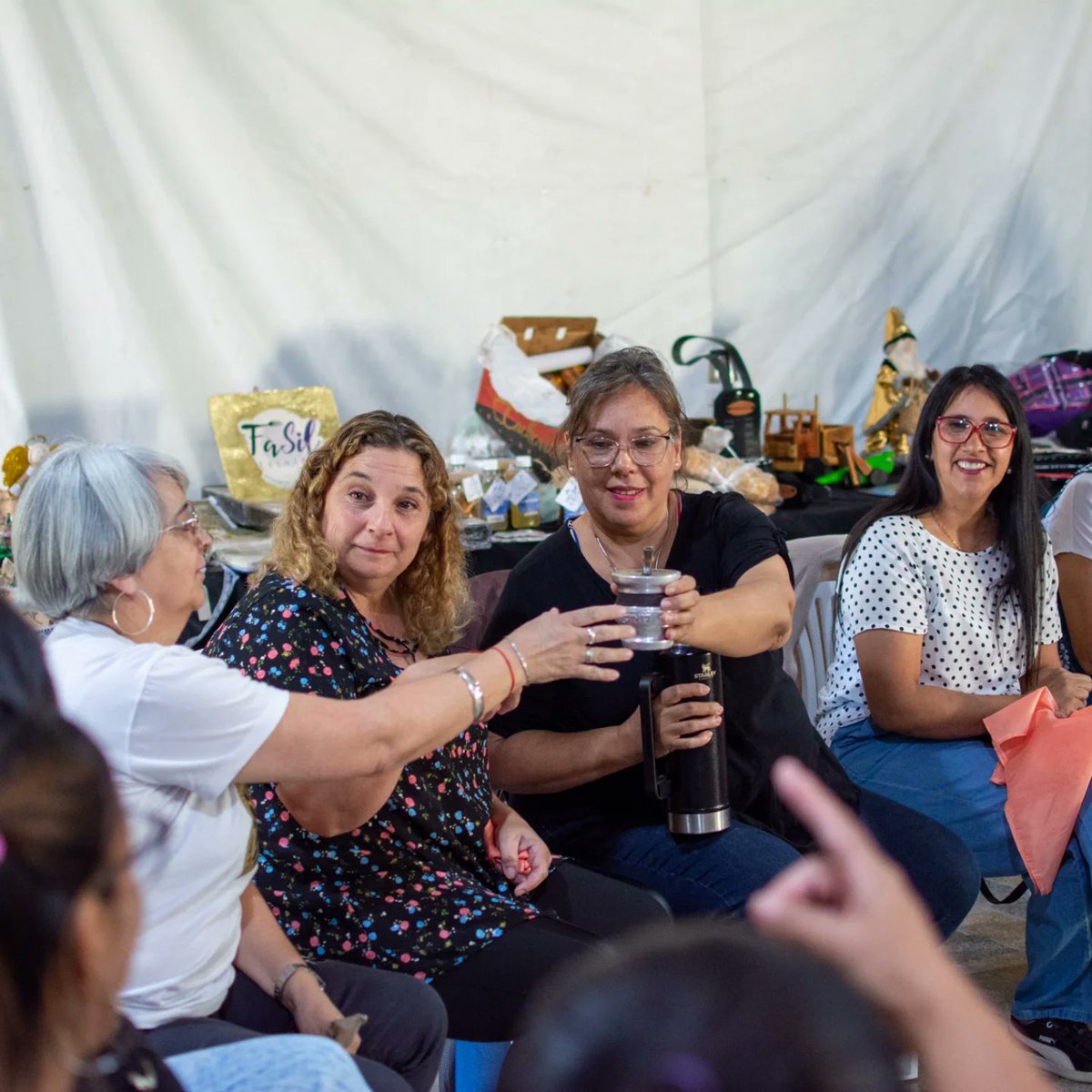 DHumanoParana's tweet photo. Muestra anual de los Centros de Economía Social y Solidaria 🎉

👉🏼 Durante este año 51 emprendedores han recibido créditos e insumos. Se capacitaron en Marketing, Comercialización y en Manipulación Segura de Alimentos. En los 5 Centros de Economía Social de Paraná. https://t.co/96BXRIlGyw