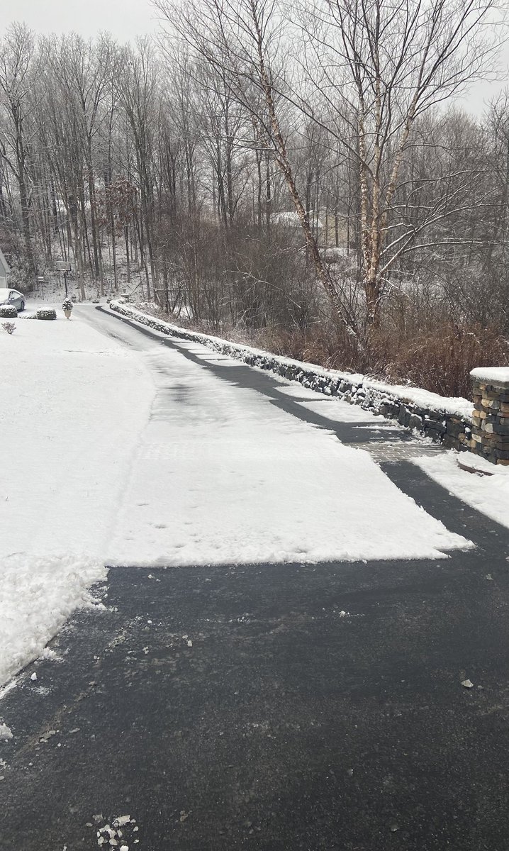 rangersgirl527's tweet photo. Just finished shoveling all 200 ft of this…#ImNotReadyForThis https://t.co/qwY3L7NG5V