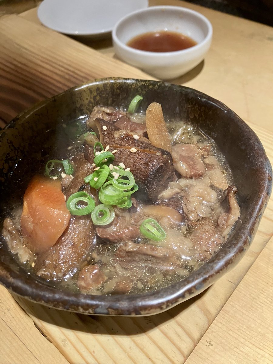 4fF5ZP14SSbbrFI's tweet photo. 本日の酔い時間は新宿駅 龍の巣。
牛すじ煮込み、ふわふわな筋と脂が舌でとけゆきますよ。引き締まった赤みも甘味しっかりな出汁を吸って満足感ある味わいで、牛蒡の香りが奥行きをつくり、飽きさせません。
#新宿駅焼肉 #新宿駅牛すじ煮込 #牛すじ煮込 #foodporn #beeftendon https://t.co/IGhhaWCBWs